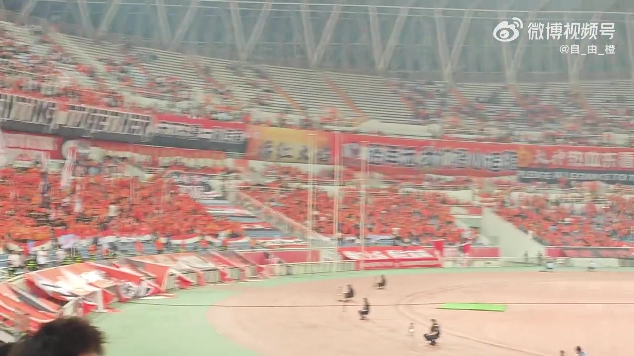 比賽還沒(méi)結(jié)束現(xiàn)實(shí)拍泰山球迷場(chǎng)高喊崔康熙下課