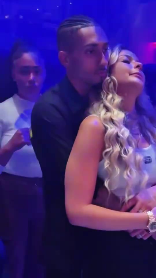 會玩拉菲尼亞抱著嬌妻夜店慢搖太會享受假期了