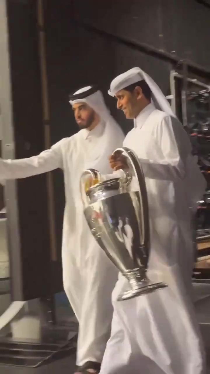 有交代了納賽爾穿上傳統(tǒng)服飾將歐冠獎(jiǎng)杯帶回了家鄉(xiāng)