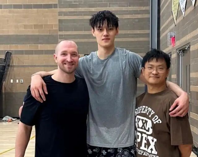 去不瞭NBA也不回北京首鋼，曾凡博正在效仿當(dāng)年的周琦