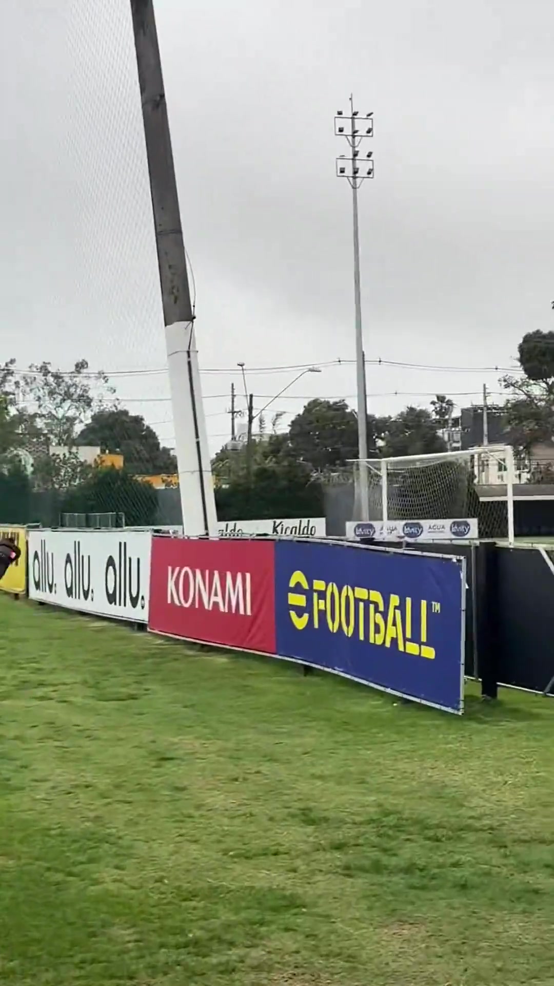 內(nèi)馬爾挑戰(zhàn)超大負(fù)角度這球有點(diǎn)考驗(yàn)技術(shù)