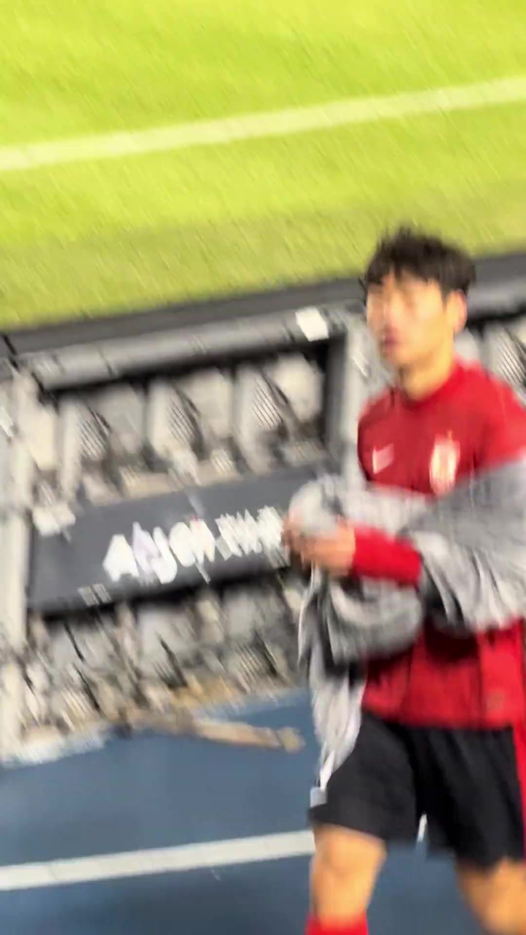 實(shí)拍慘敗國安后長春亞泰球員賀一然面對球迷指責(zé)做出這個(gè)動作 實(shí)拍慘敗國安后長春亞泰球員賀一然面對球迷指責(zé)做出這個(gè)動作