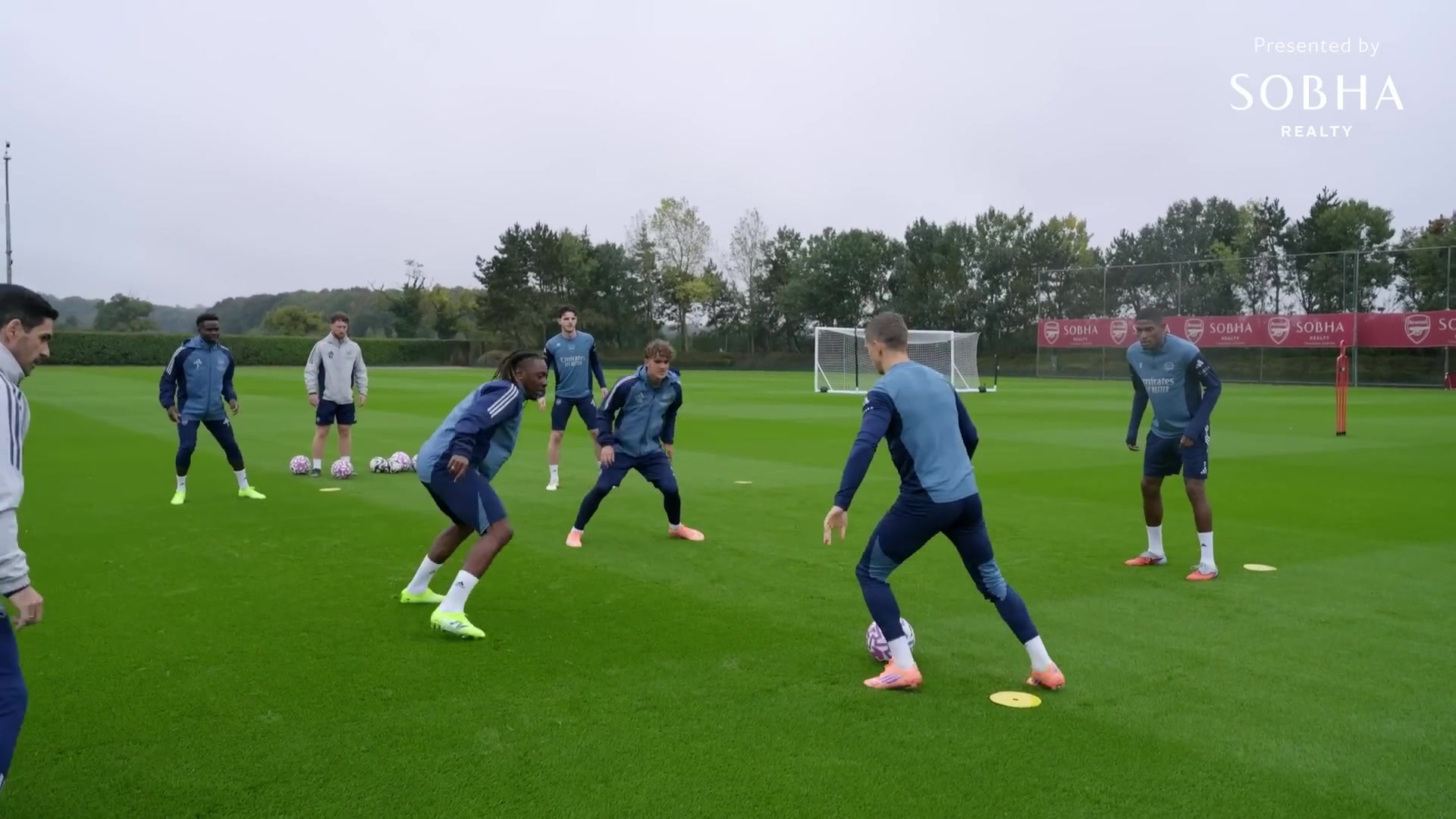 主教練正在熱身塔子哥參與搶圈訓(xùn)練傳控精準不輸球員