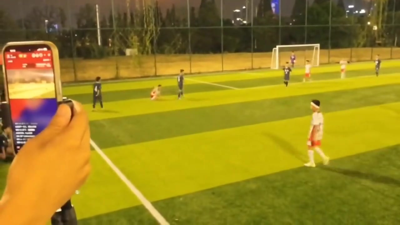 博主徐州市隊(duì)教練教小孩廢人的動(dòng)作可悲的是對(duì)方家長(zhǎng)樂(lè)在其中