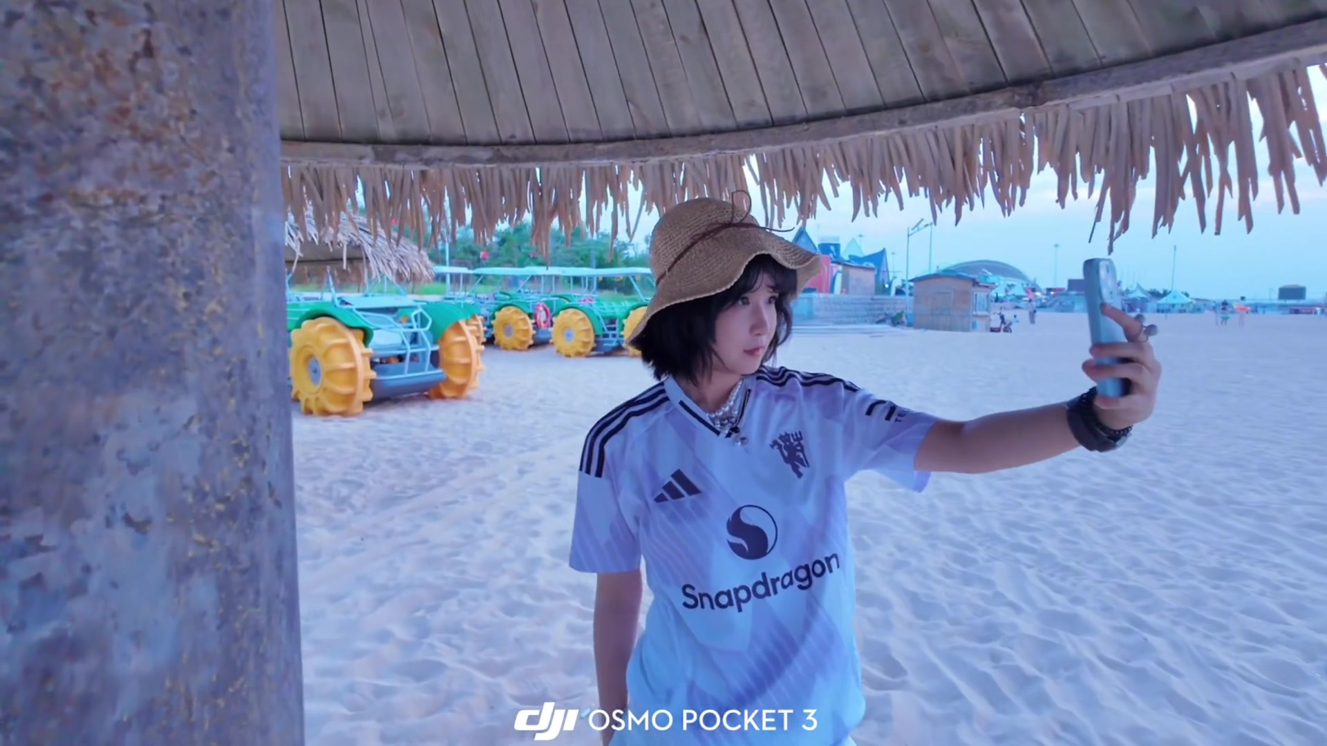 問題來(lái)了是曼聯(lián)新款客場(chǎng)球衣好看還是小姐姐好看