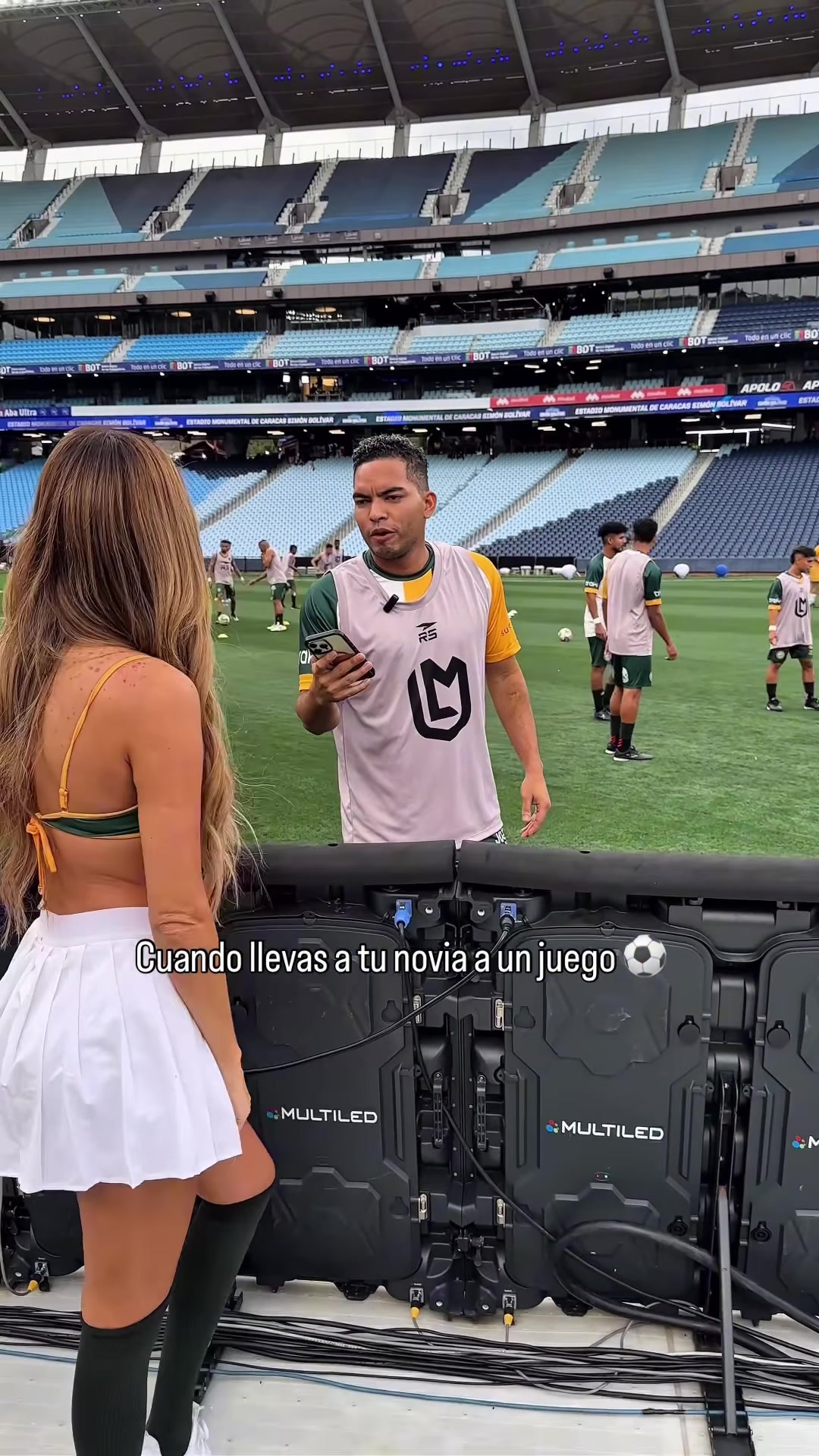 這衣服絕了踢球時(shí)有個(gè)火辣女友查聊天記錄也是無(wú)奈