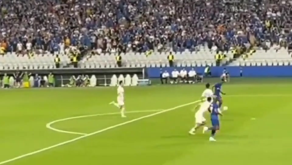 申花球迷說了幾遍了不要把球給馬萊萊不要給他不要給他..