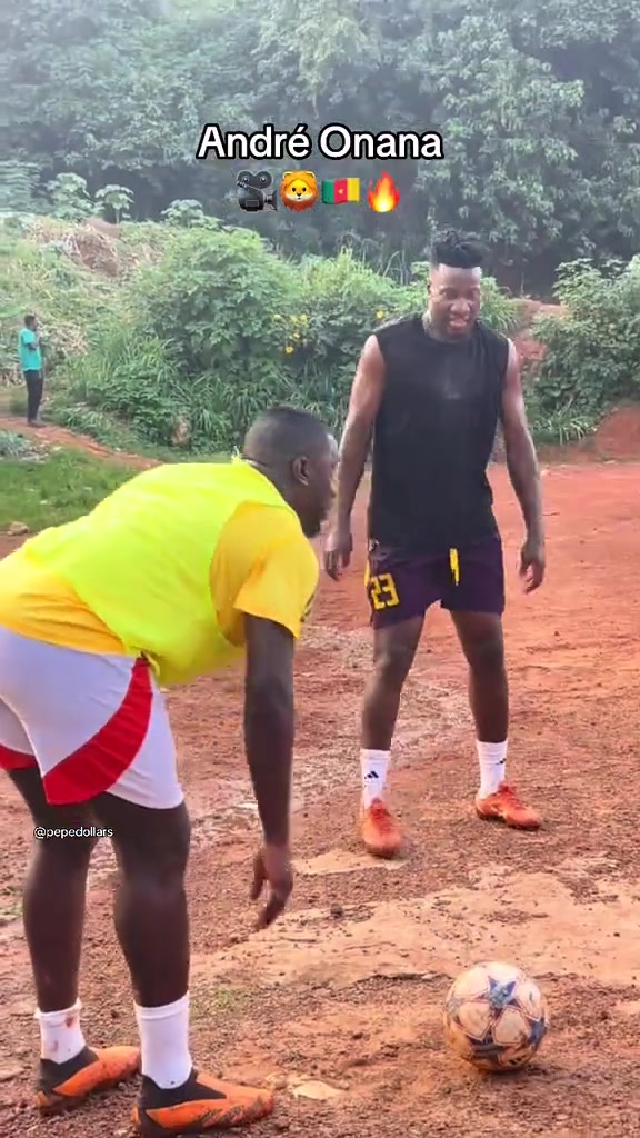 臥槽奧納納在野球場(chǎng)背身挑傳假期回到老家和小伙伴們踢球