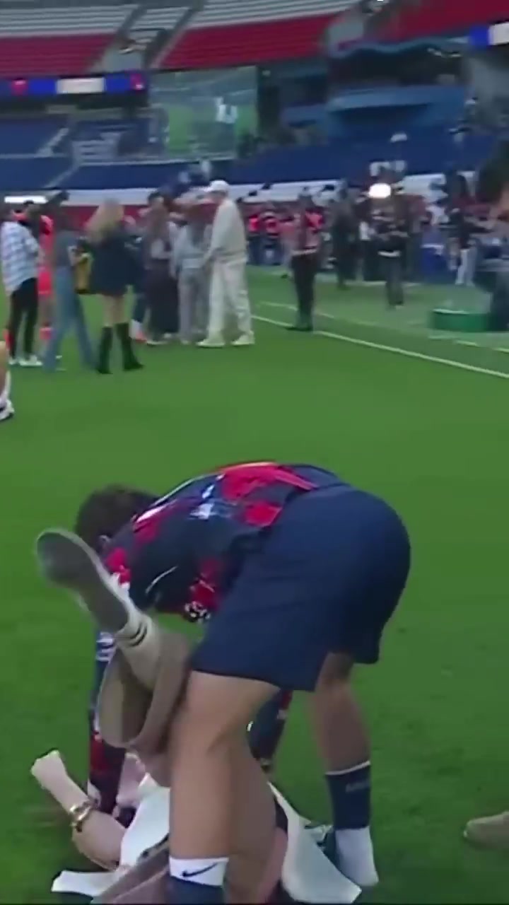 怎么舍得?內(nèi)維斯竟將漂亮女友按倒在地