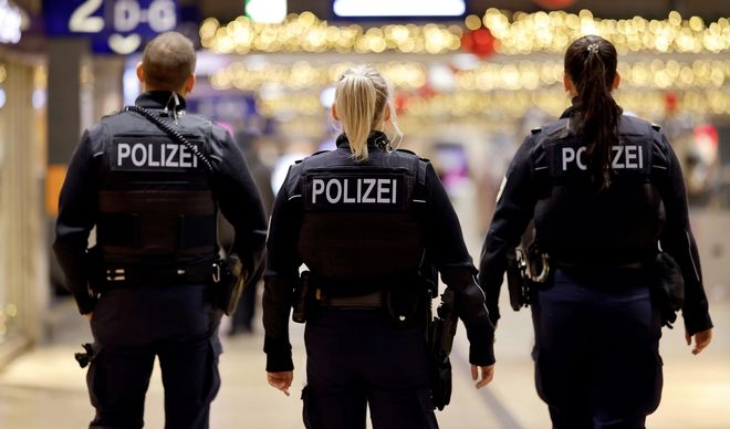 德媒：沙爾克球迷與多特球迷在火車站斗毆，數(shù)百人參與其中