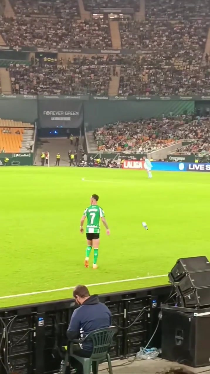 安東尼準(zhǔn)備喝水時(shí)球隊(duì)發(fā)起進(jìn)攻立馬扔了水瓶隨后助攻隊(duì)友破門(mén)