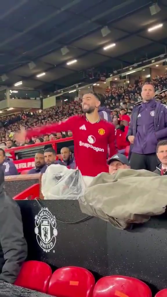 提前下場(chǎng)的B費(fèi)在替補(bǔ)席比在場(chǎng)上都緊張