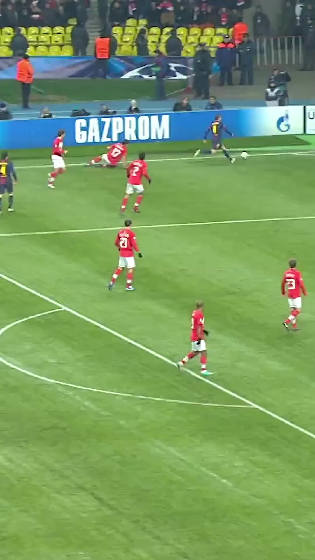 踢球優(yōu)雅會(huì)魔法中場(chǎng)藝術(shù)家伊涅斯塔