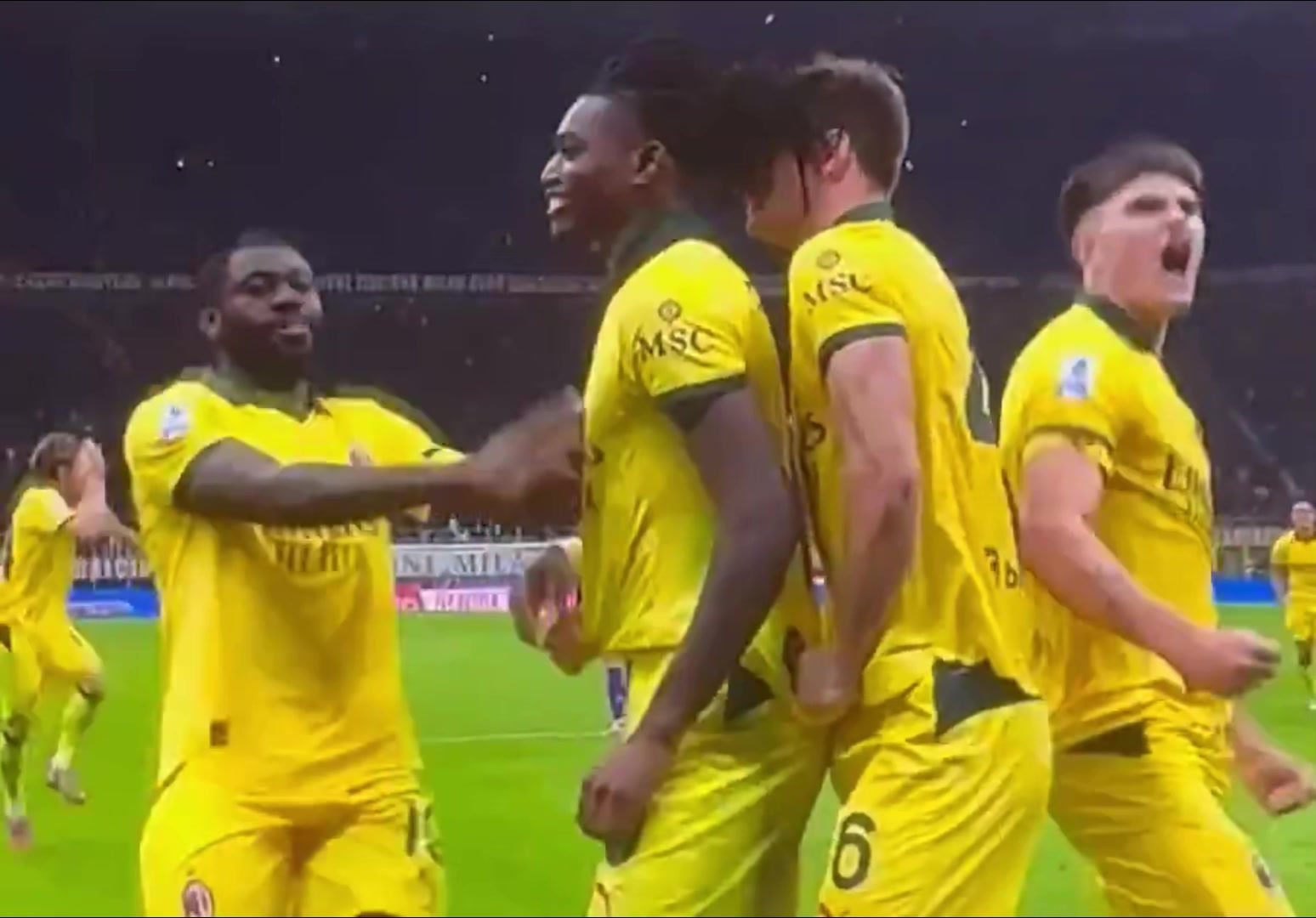 萊奧我要脫衣慶祝下隊(duì)友斯到普斯到普