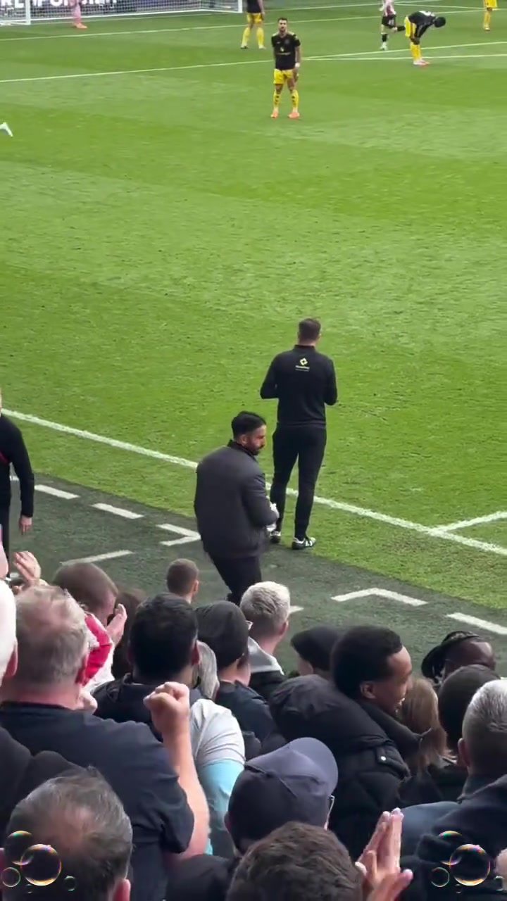 崩潰場邊的阿莫林喝著水低著頭這下真的身敗名裂了