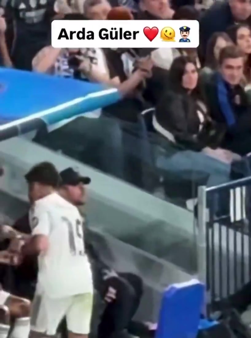 這小伙子會(huì)做人安保大哥沒想到居勒爾會(huì)和他握手