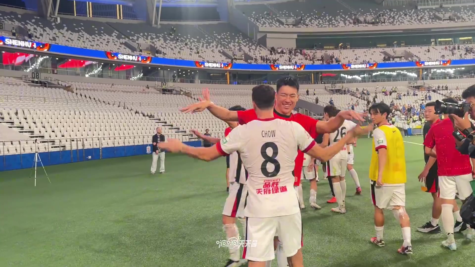 盡情歡呼蓉城將士為球迷們再次續(xù)費中超榜首