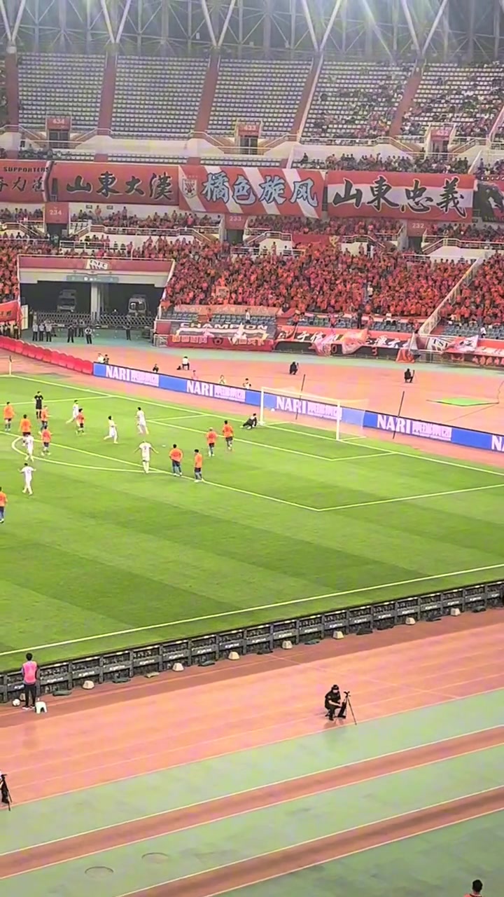 泰山隊丟了第三球后看看現(xiàn)場球迷的反應