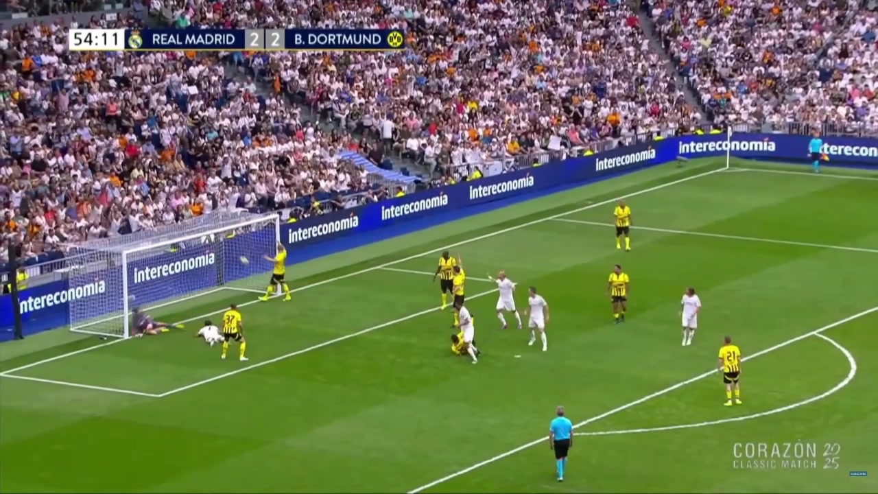 指環(huán)王?勞爾進球啦經(jīng)典親吻動作來自瓦拉內的助攻