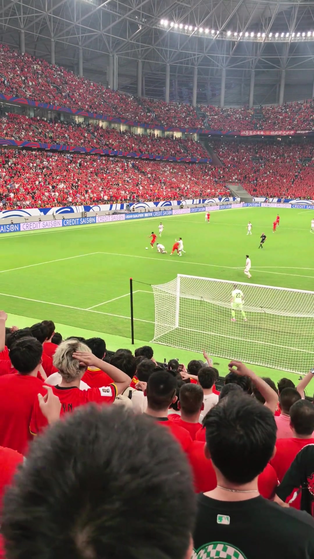 實(shí)拍韓鵬飛硬抗巴林后衛(wèi)國安大將王子銘高速突破造點(diǎn)球