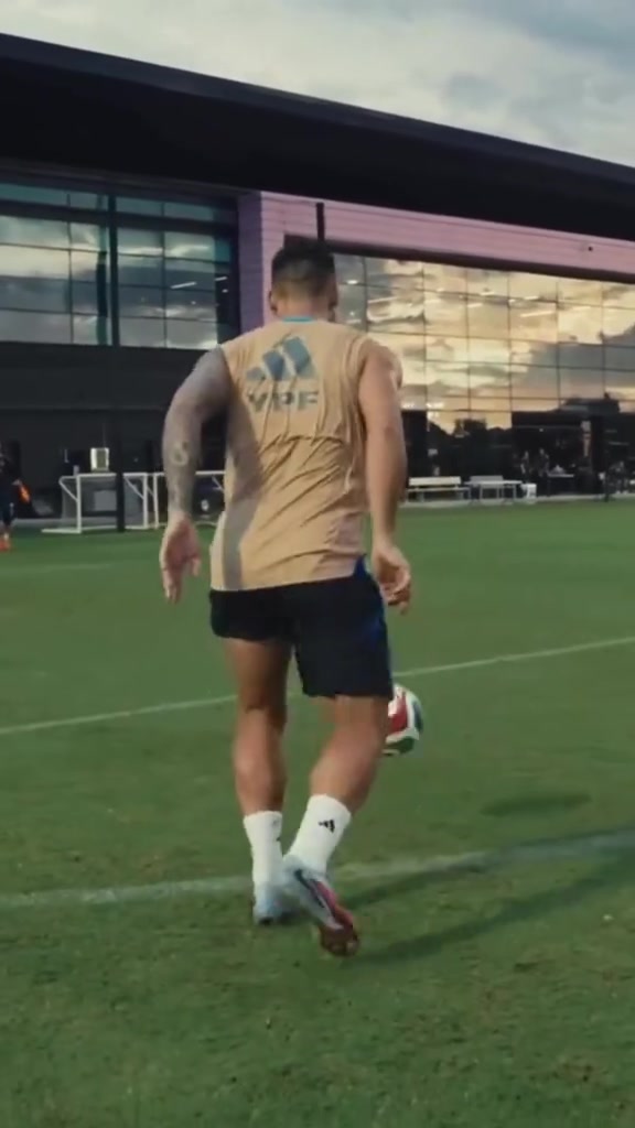 勞塔羅訓(xùn)練場(chǎng)秀射術(shù)網(wǎng)友調(diào)侃看來(lái)今天上場(chǎng)的又是馬丁內(nèi)斯