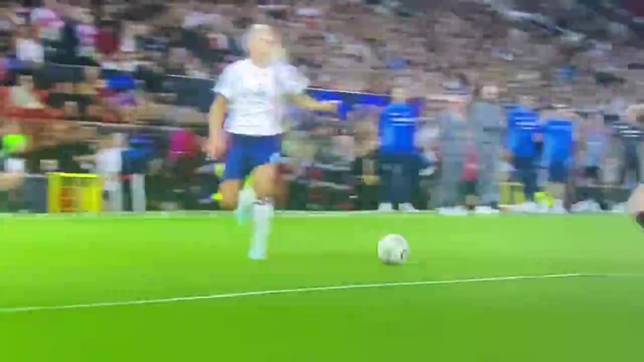 倒栽蔥博努奇在慈善賽上滑鏟絆倒美女球員是真狠啊