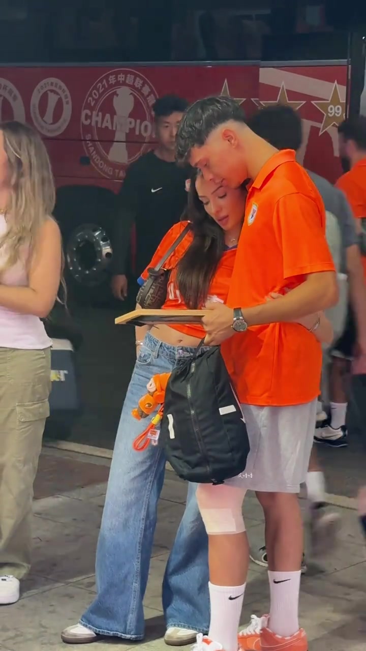 好甜賽后李小恒與女友秀恩愛澤卡妻子甜蜜比心這一幕太美好