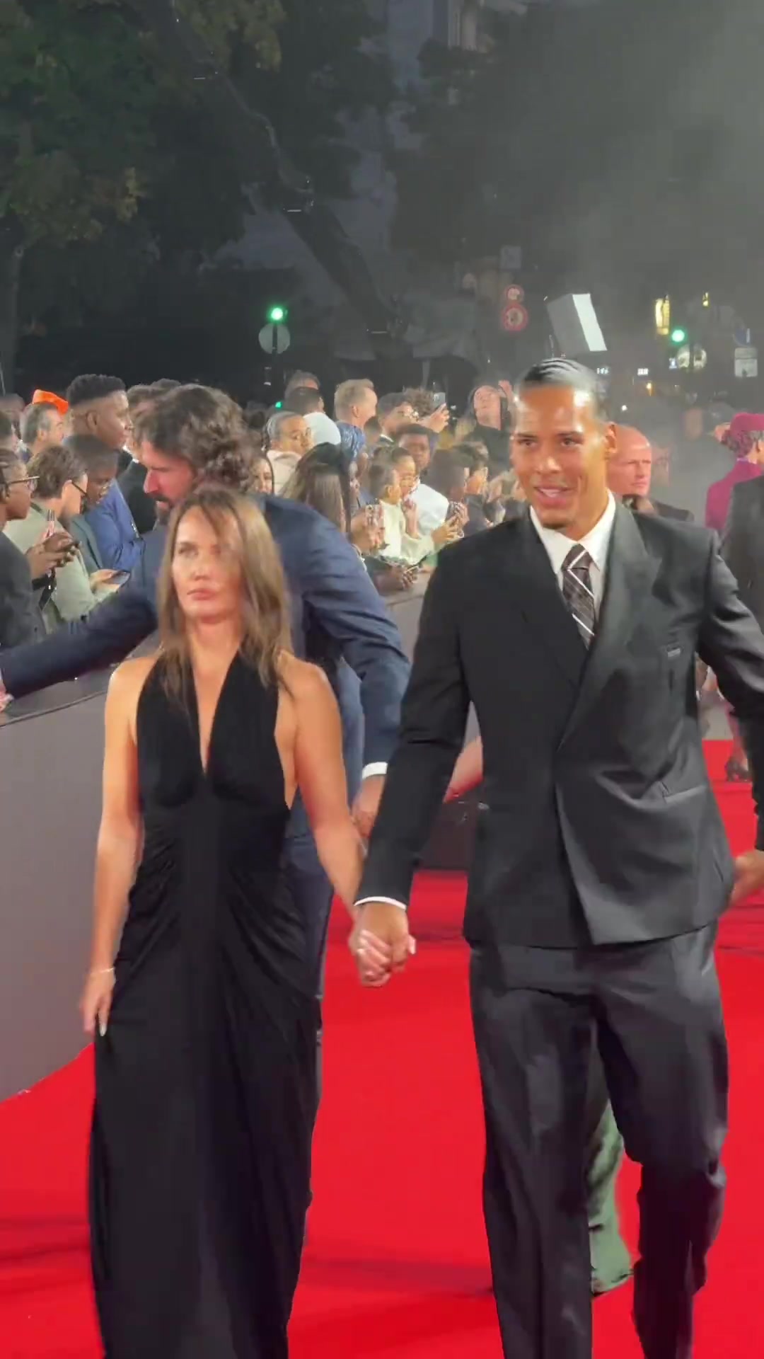 氣場滿分范戴克與妻子并肩走紅毯