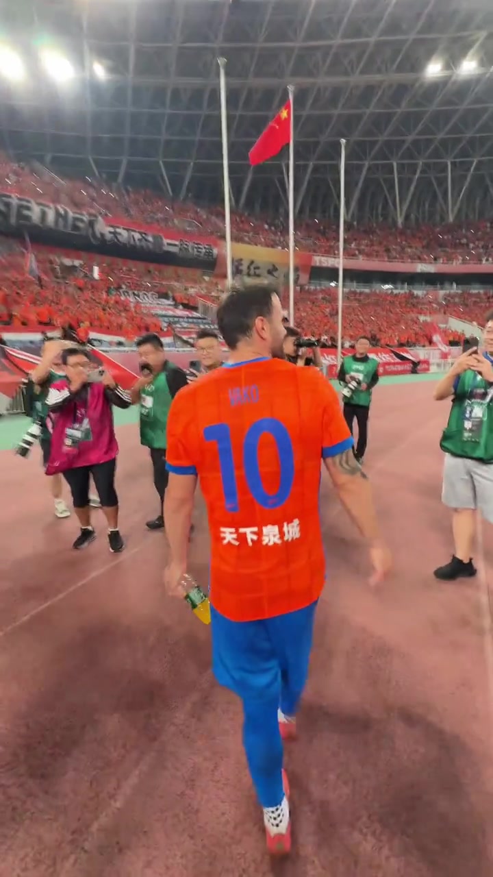 瓦科上演大四喜后與球迷互動(dòng)還有些害羞本賽季他能拿金靴嗎