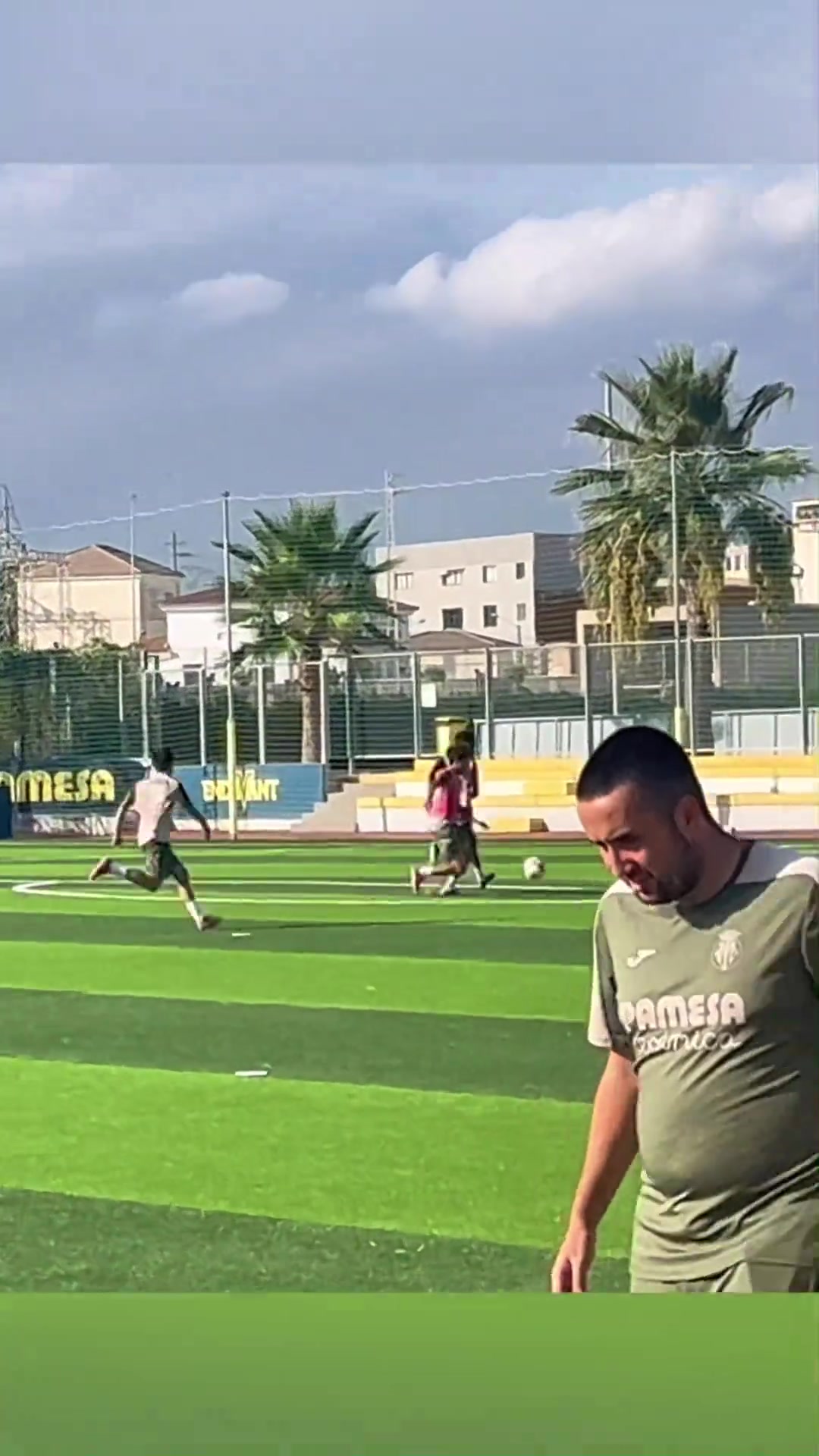 劉凱源控球技術還需磨練磨練這一下趔趄了本來可以直接打門