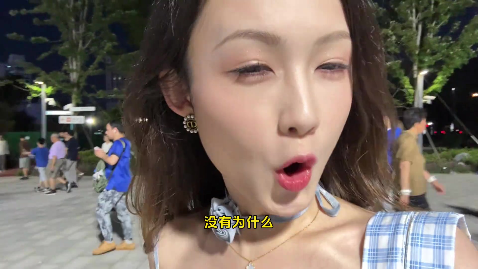 偷感很重云姨現(xiàn)場看上海德比這身裝造很有韻味