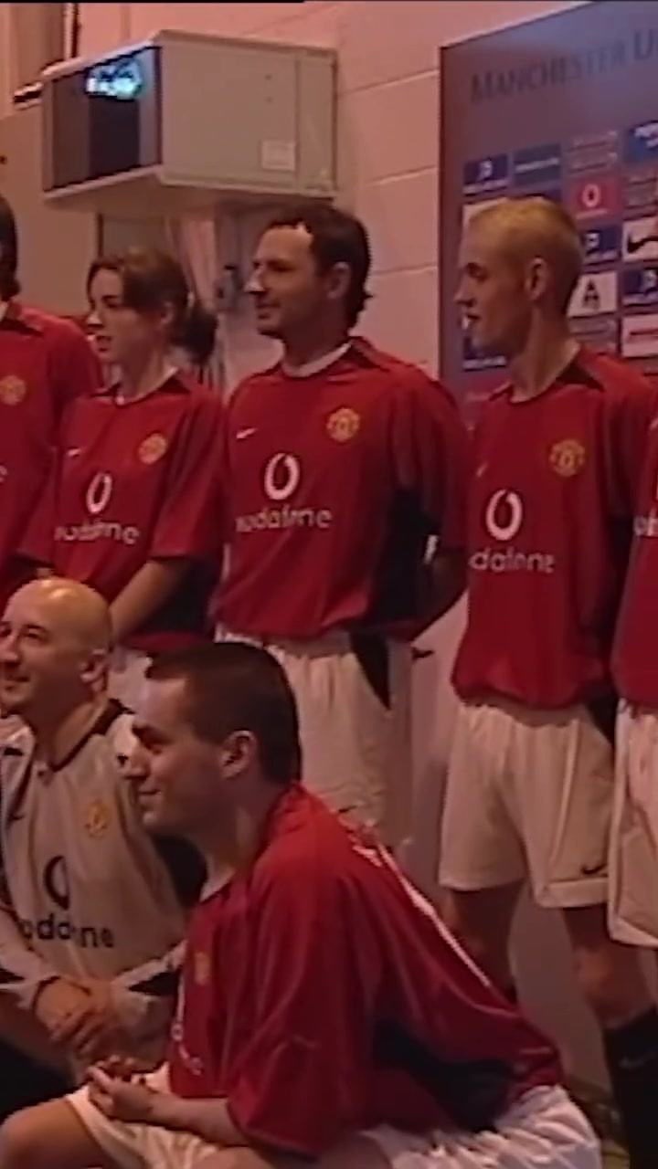 以假亂真2003年一群曼聯(lián)球員的模仿者踏入老特拉福德比賽