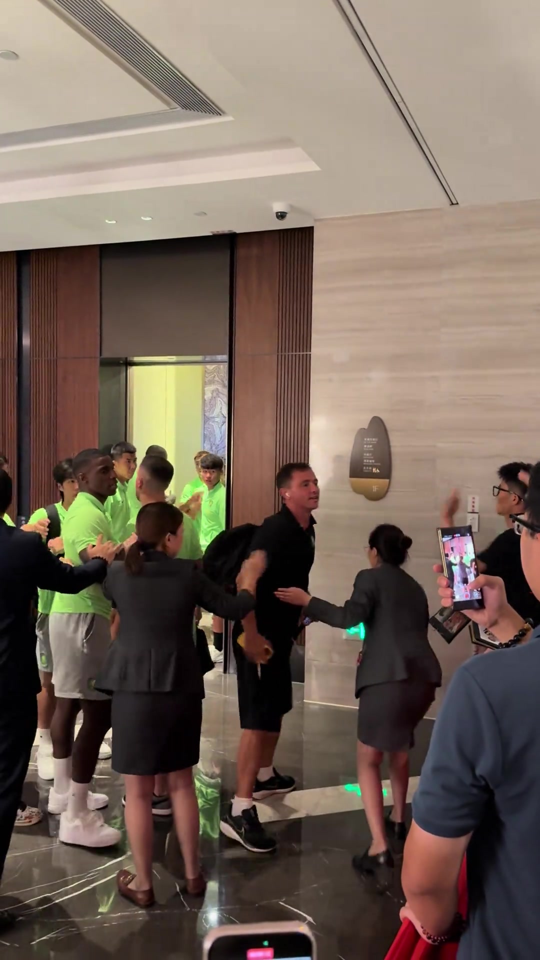 實拍國安眾將與球迷在酒店對峙王剛情緒激動險沖出電梯理論