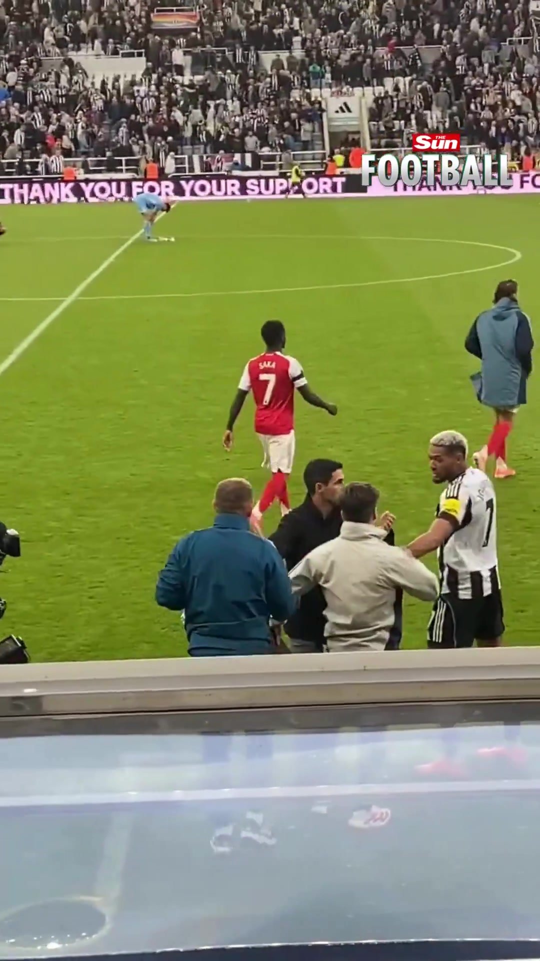 啥情況賽后阿森納助教和喬林頓發(fā)生沖突后者指指點點被塔子哥拉走 啥情況賽后阿森納助教和喬林頓發(fā)生沖突后者指指點點被塔子哥拉走