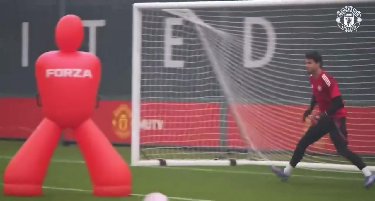 雙紅會(huì)有望繼續(xù)首發(fā)曼聯(lián)門將拉門斯訓(xùn)練中高接低擋