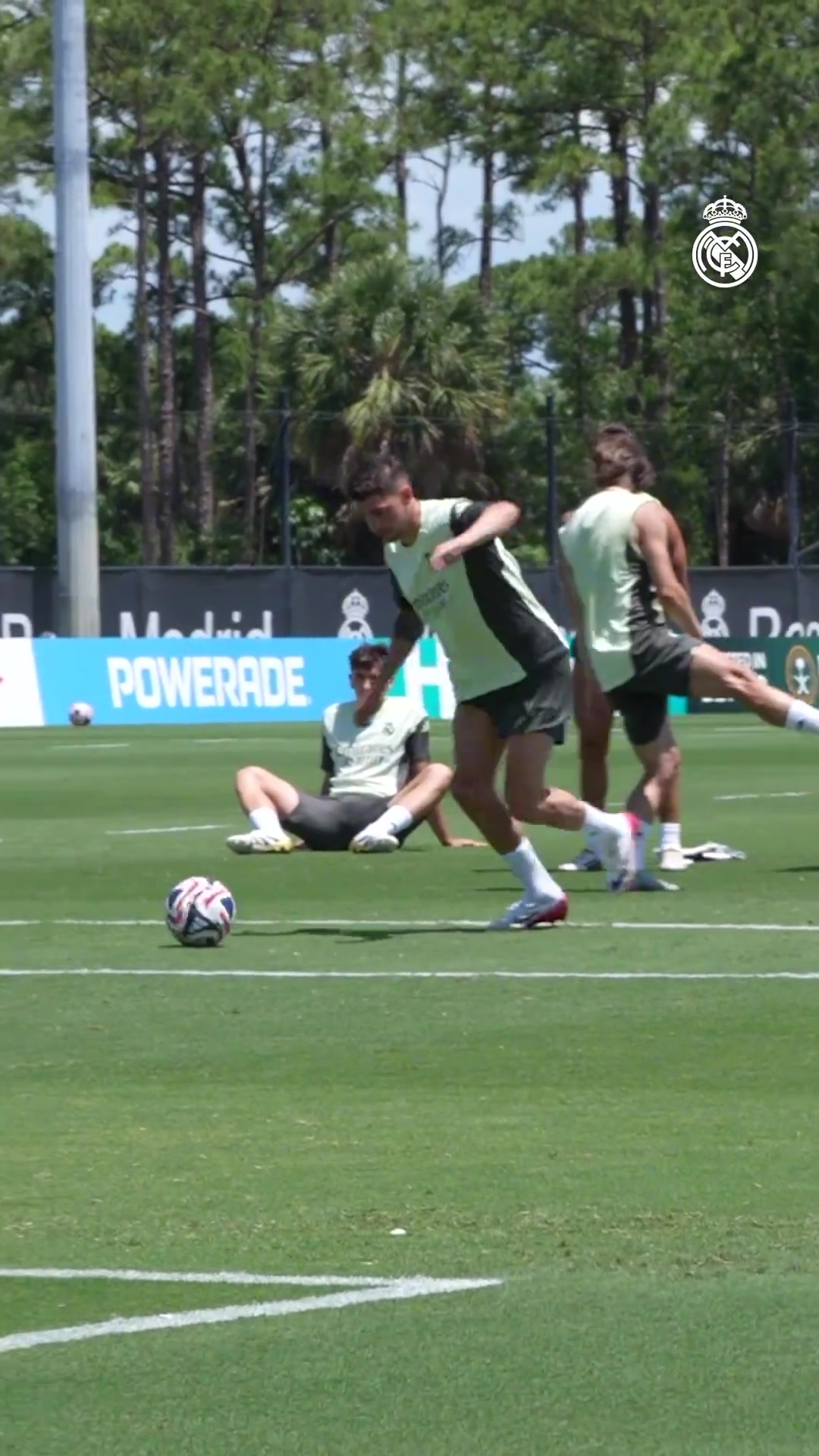 阿隆索親自給球員喂球齊達內當年也是親自示范并參與訓練