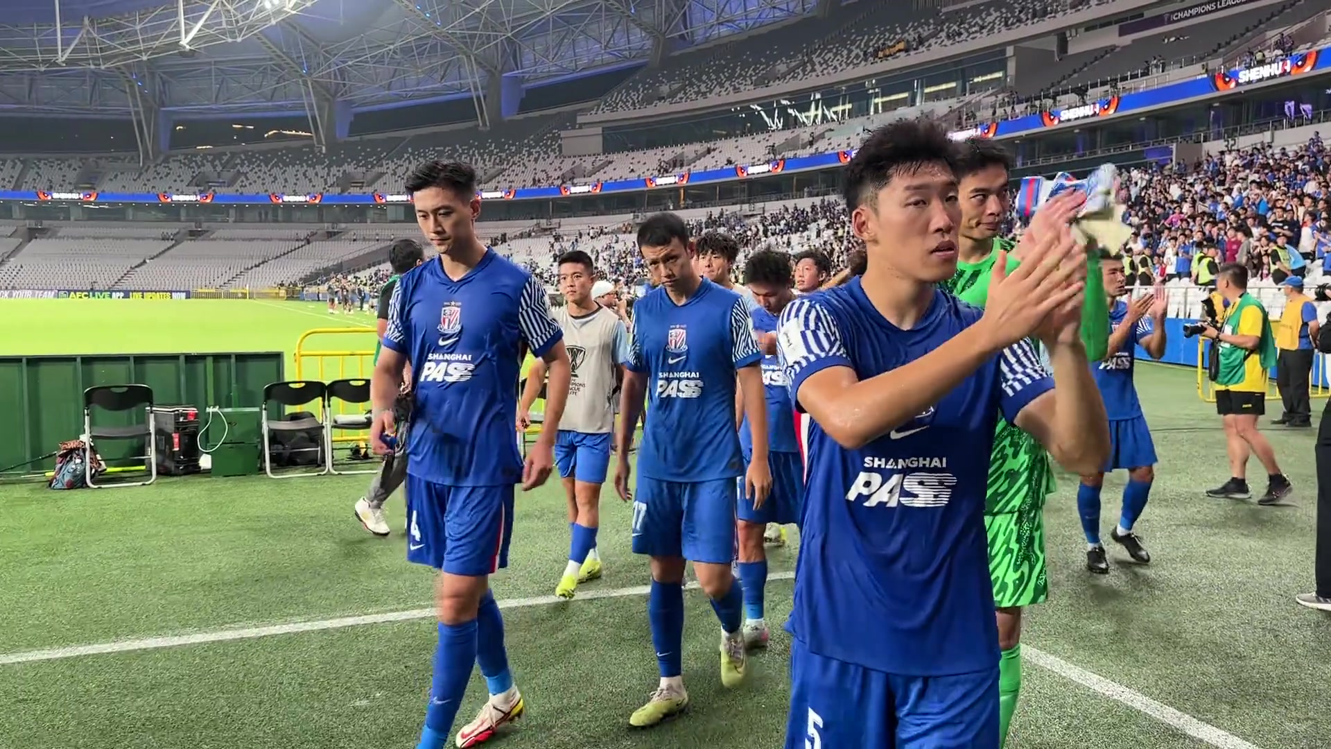 申花賽后謝場球迷為球隊送上鼓勵希望球隊打好最后四輪聯(lián)賽