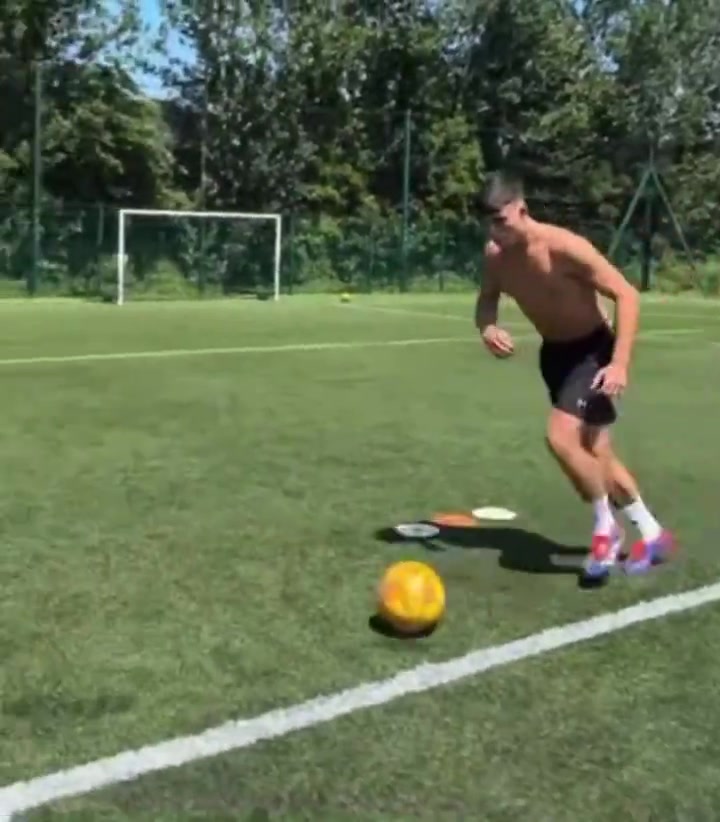 阿瑪斯在夏季進(jìn)行個(gè)人射門(mén)訓(xùn)練不知道是不是教練組的特殊安排