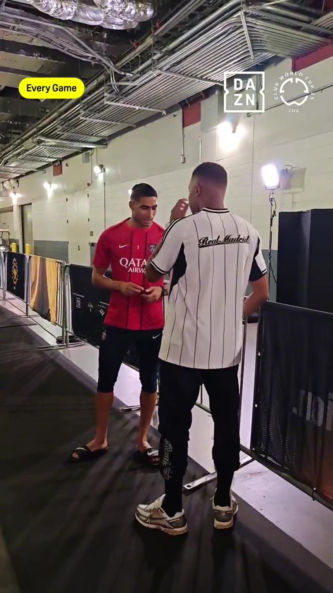 好友賽場相遇姆巴佩賽前和阿什拉夫聊天擁抱致意