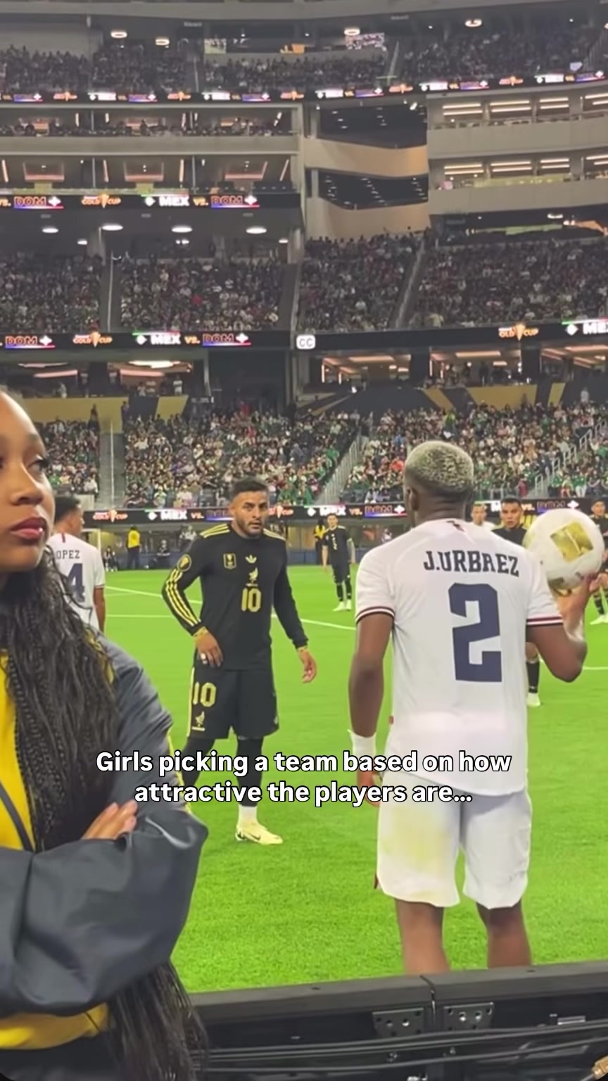 場(chǎng)邊美女對(duì)著墨西哥球員深情表白但人家有妻子和孩子了啊