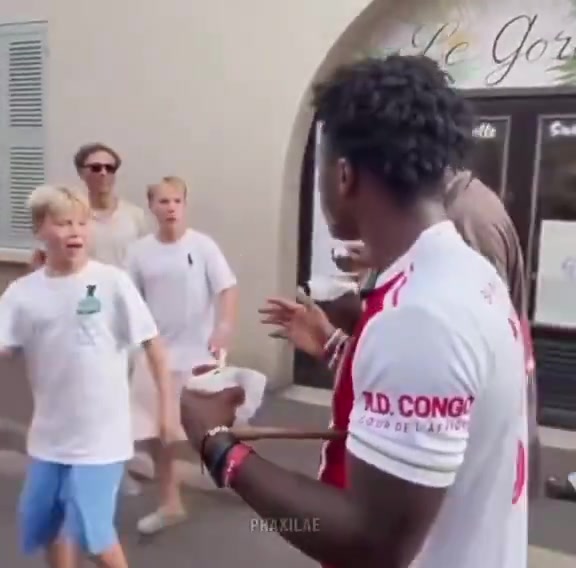 當(dāng)和甲亢哥走在一起時(shí)新一代的年輕人都不認(rèn)識博格巴