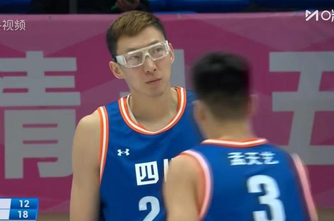 四川隊(duì)63分大勝，周琦24+18胡金秋25+6，趙巖昊22+6+7孫銘徽9+12