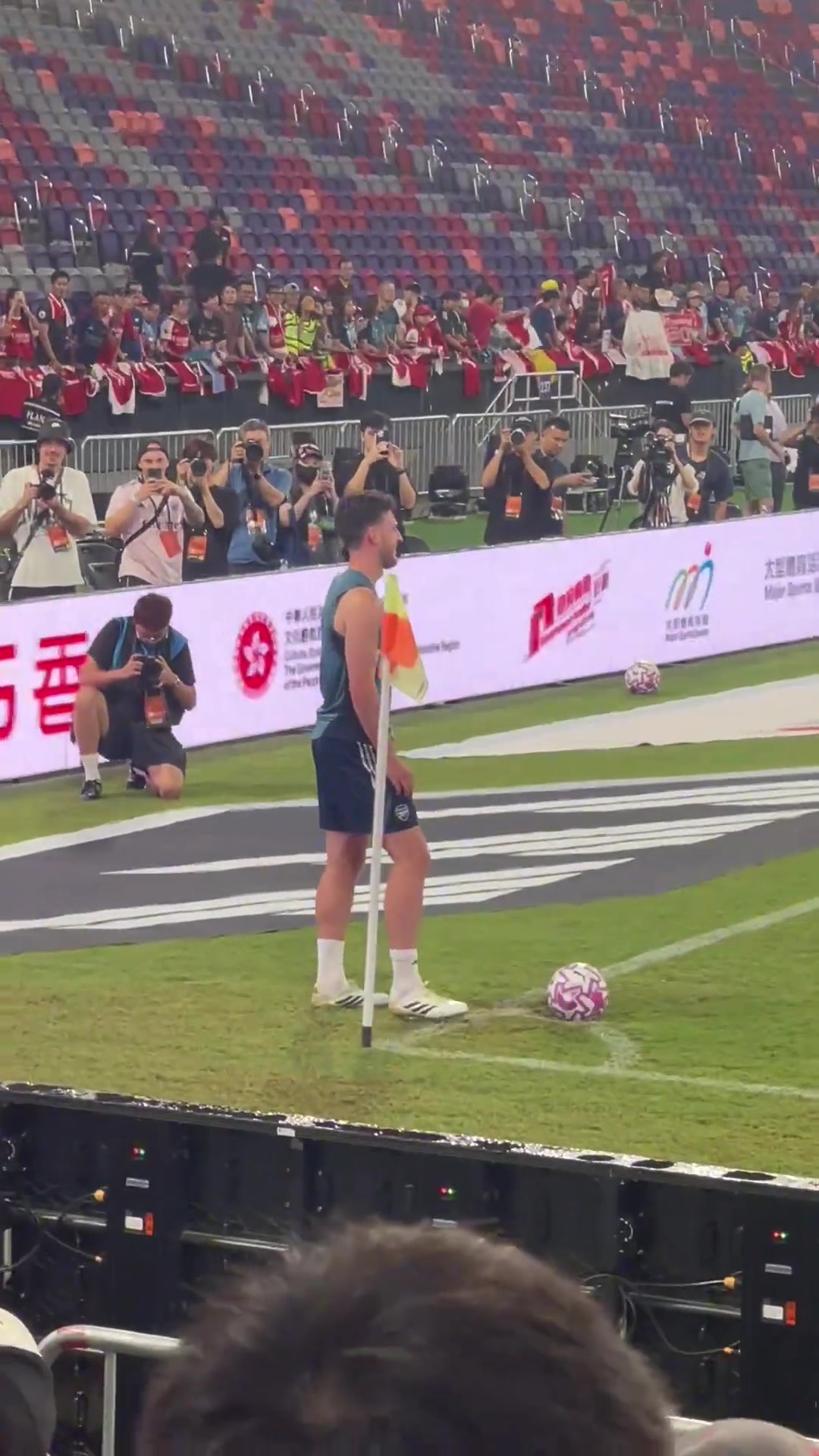 給賴斯整害羞了阿森納球迷場(chǎng)邊喊rice baby