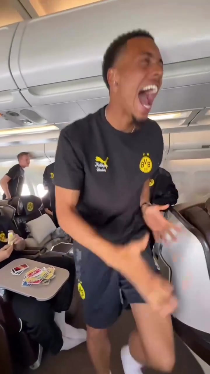 一起UNO多特前往世俱杯飛機上的游戲時間貝林融入的很快啊