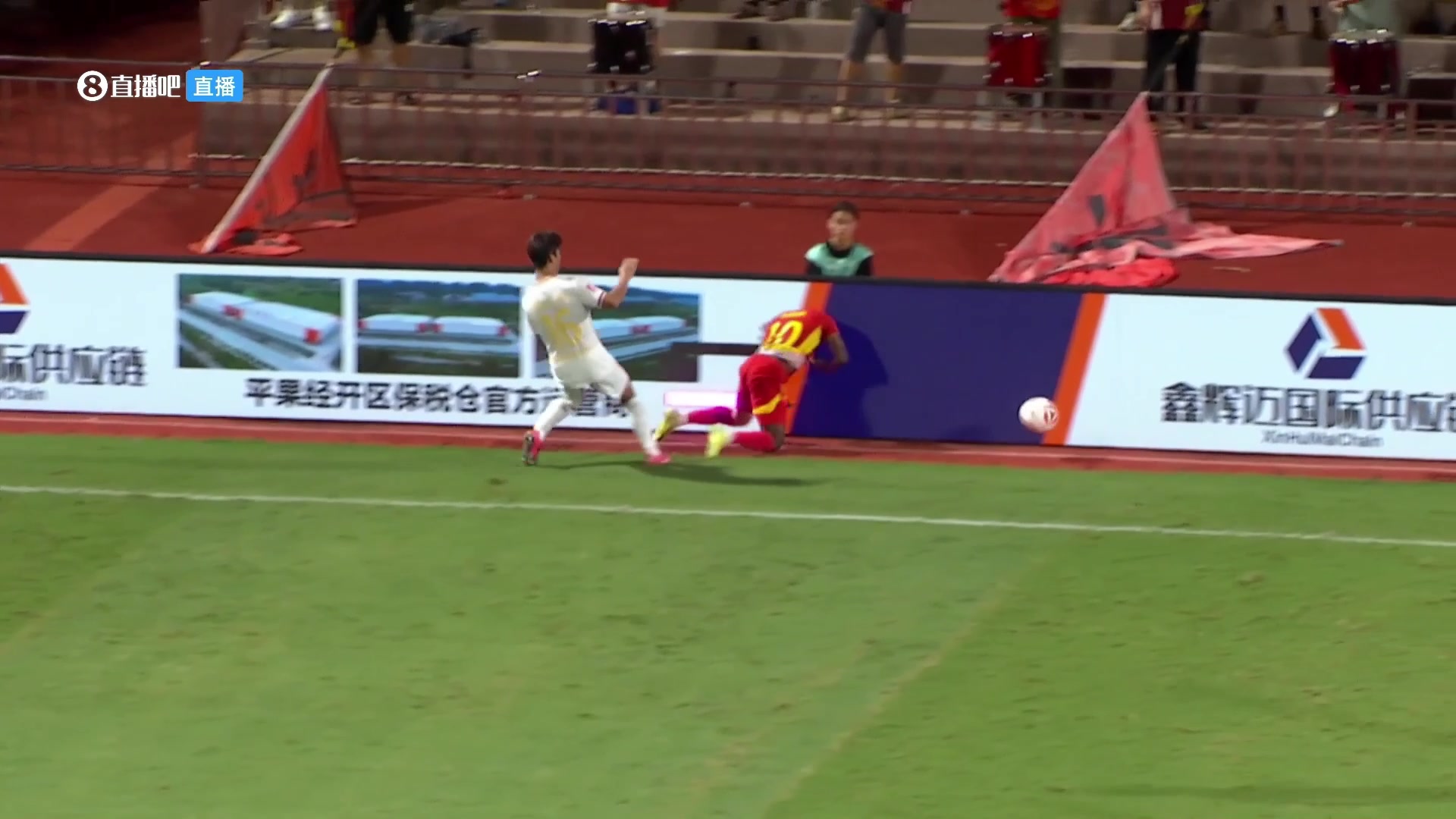 慘烈銅梁龍球員把外援撞到頸椎骨折而且竟然只吃了黃牌沒禁賽 慘烈銅梁龍球員把外援撞到頸椎骨折而且竟然只吃了黃牌沒禁賽