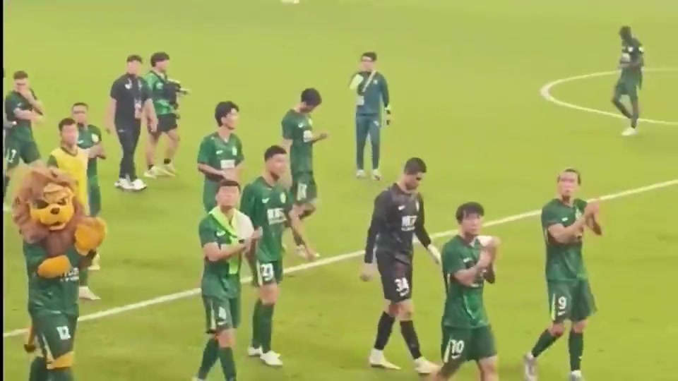 國安球迷賽后怒斥球員丟臉嗎看看人家