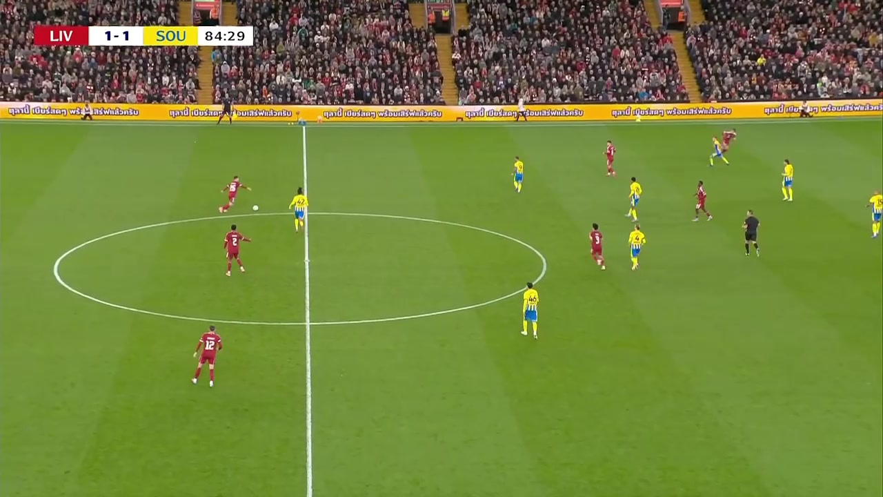 進(jìn)球染紅埃基蒂克進(jìn)球脫衣慶祝兩黃變一紅 基耶薩單刀無私助攻