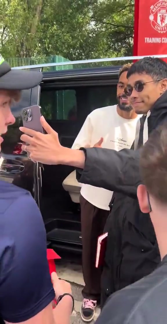 庫尼亞在卡靈頓門口不少球迷在堵他并拍照合影