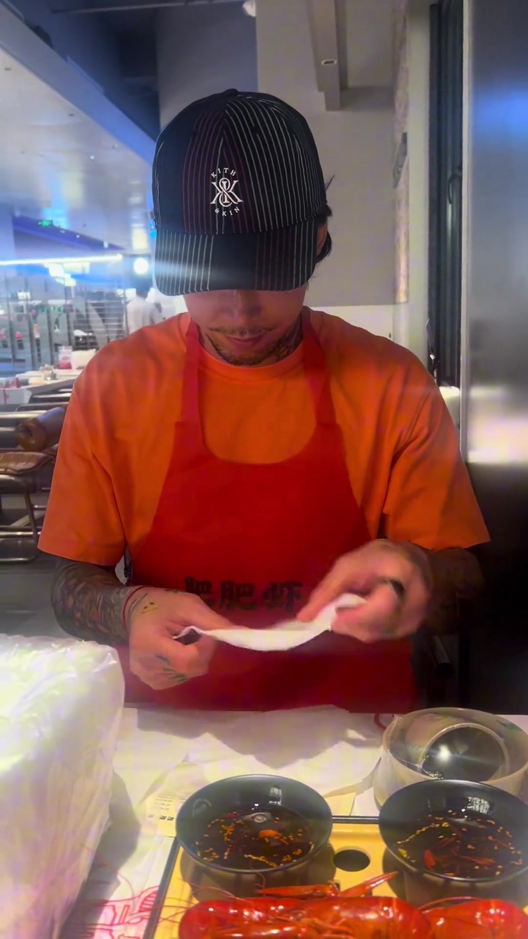 張琳芃愛妻明明是陪我來吃個清蒸藍(lán)龍怎么感覺變成了主刀醫(yī)生