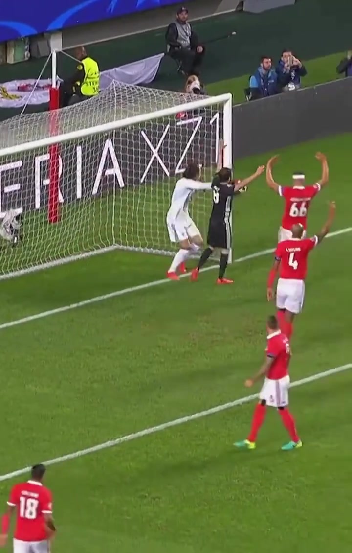 也算名場面了盧卡庫這個(gè)擁抱或許拯救了這位門將的職業(yè)生涯